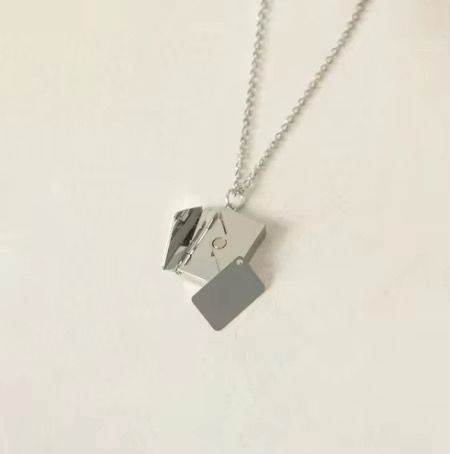 Collier Lettre Enveloppe Argentée – Pendentif Message Secret